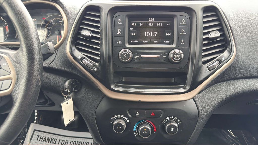 Photo 21 of this JEEP CHEROKEE