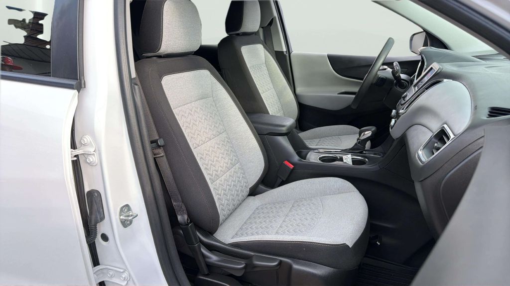Photo 14 of this CHEVROLET EQUINOX