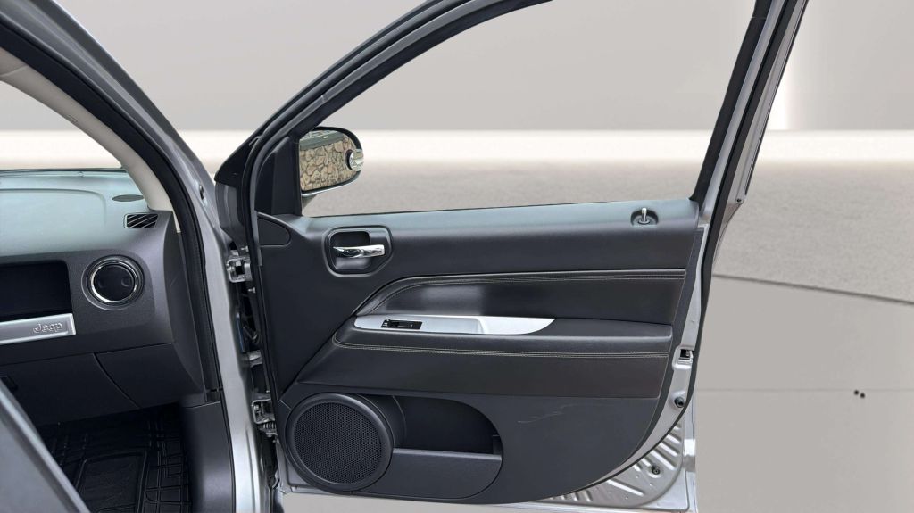 Photo 16 of this JEEP COMPASS