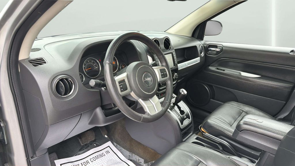 Photo 17 of this JEEP COMPASS