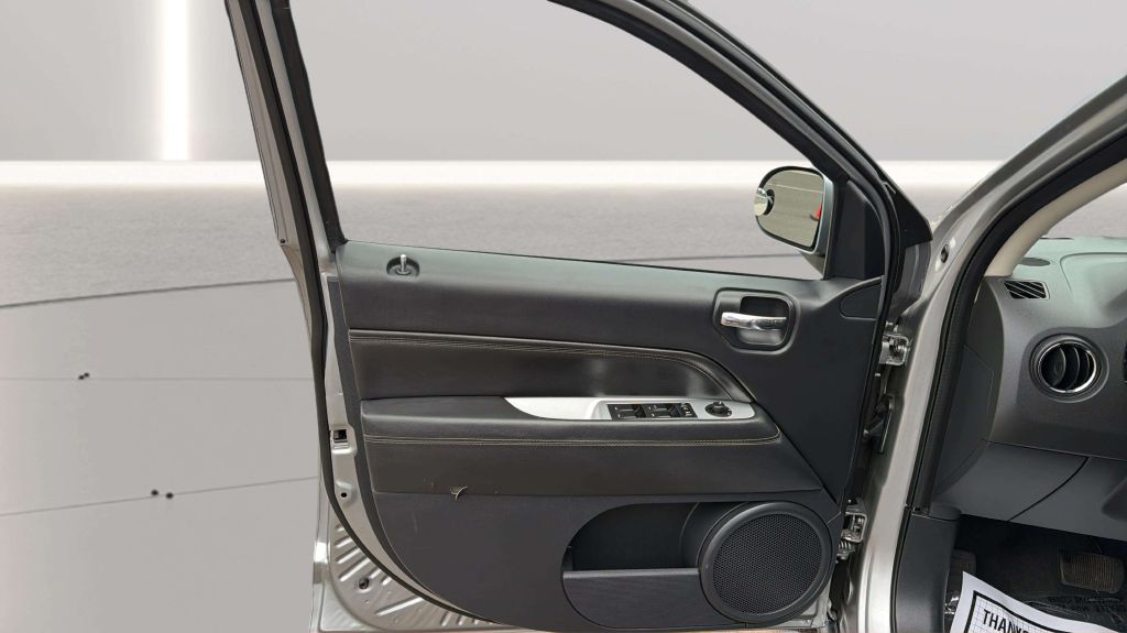 Photo 18 of this JEEP COMPASS