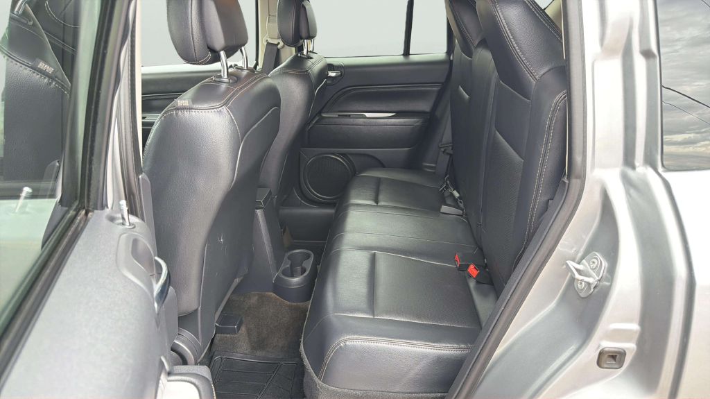 Photo 19 of this JEEP COMPASS