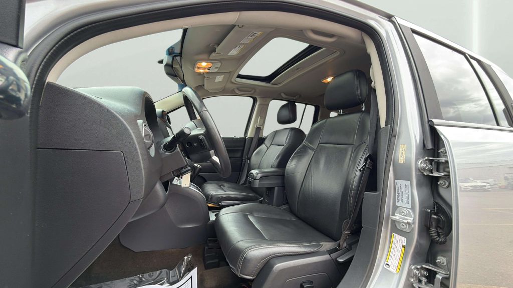 Photo 26 of this JEEP COMPASS