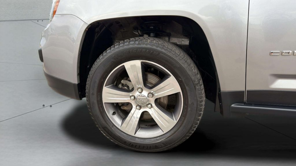 Photo 30 of this JEEP COMPASS
