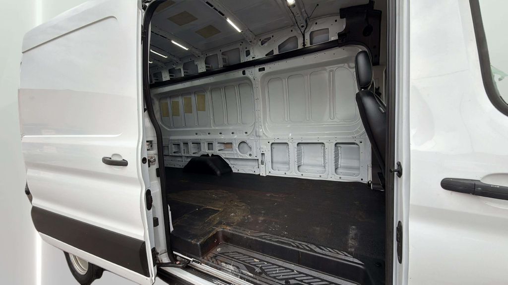 Photo 31 of this FORD TRANSIT