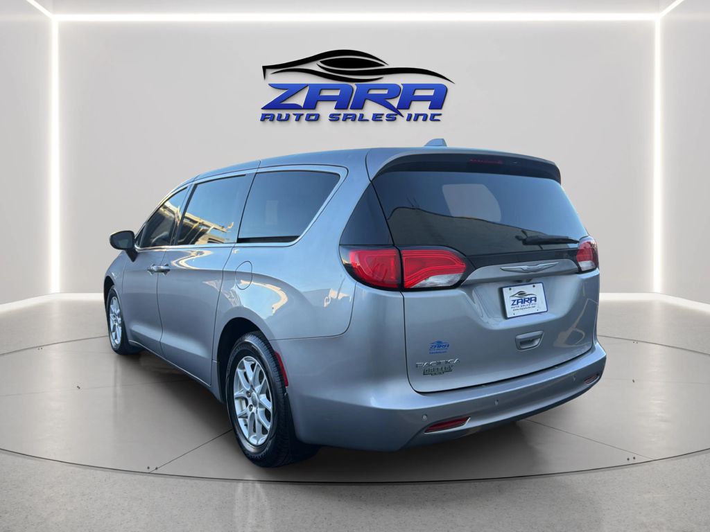 Photo 5 of this CHRYSLER PACIFICA