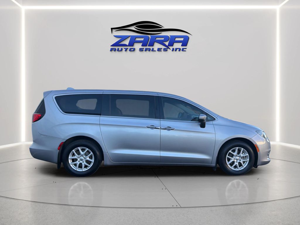 Photo 8 of this CHRYSLER PACIFICA