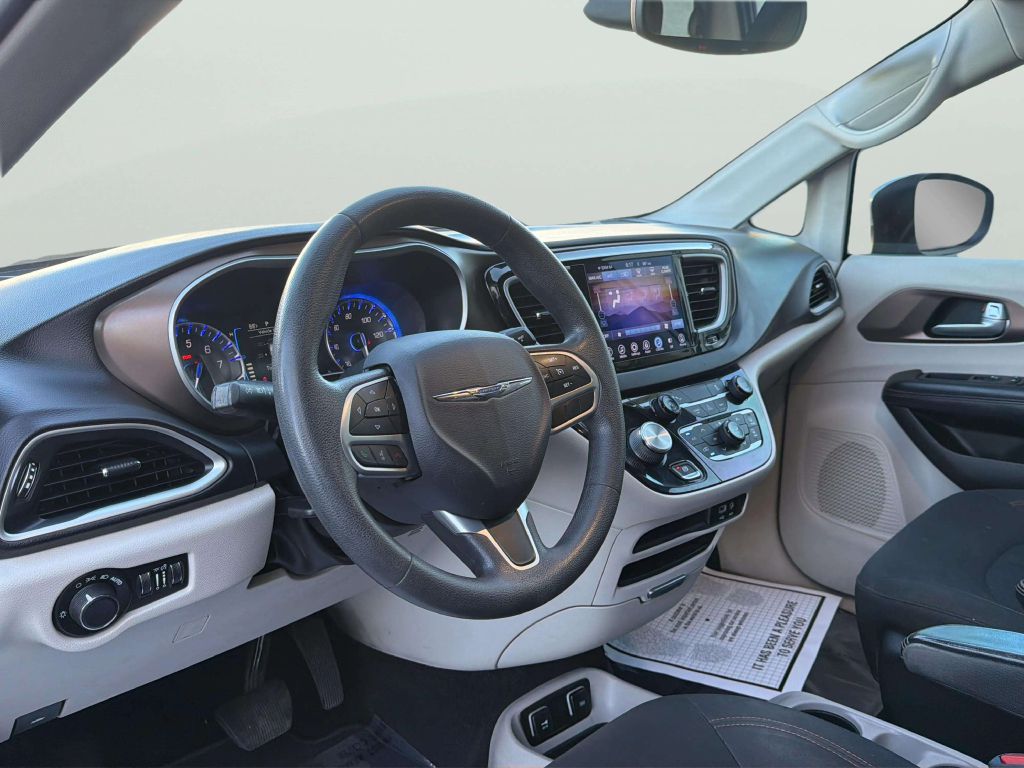 Photo 10 of this CHRYSLER PACIFICA