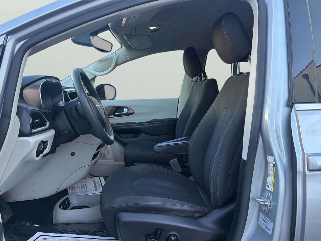 Photo 11 of this CHRYSLER PACIFICA