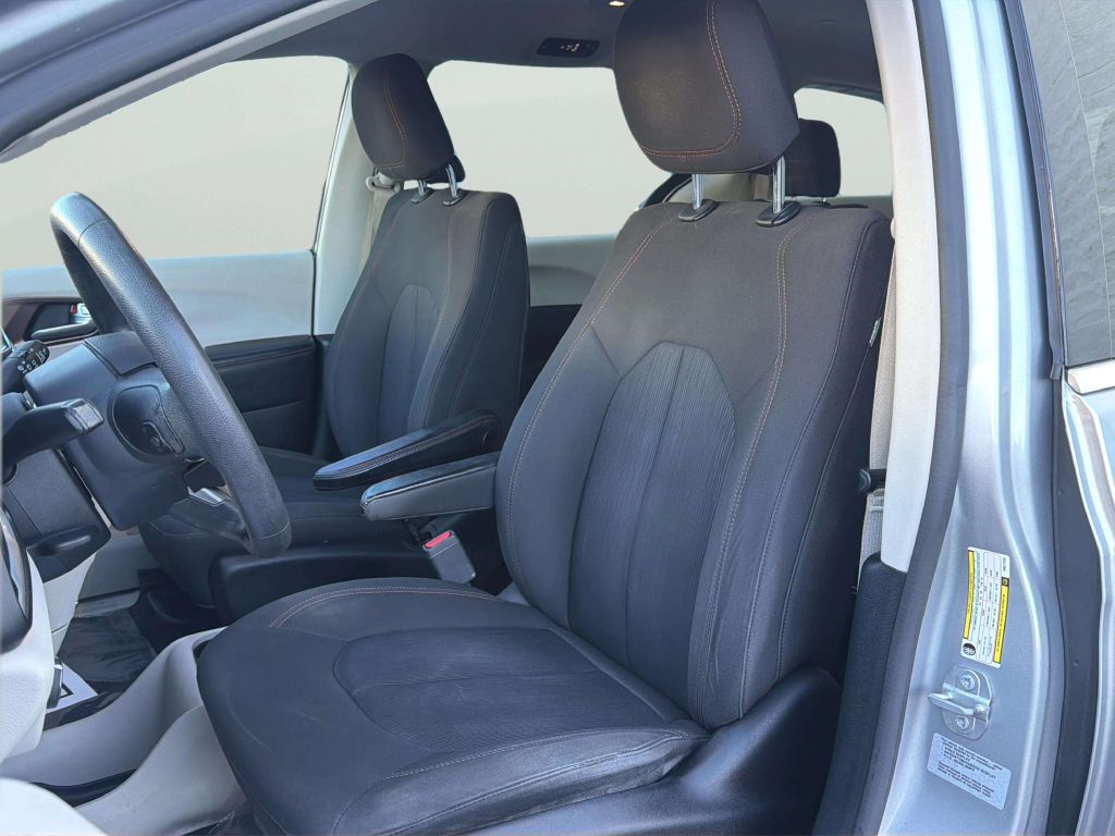 Photo 12 of this CHRYSLER PACIFICA