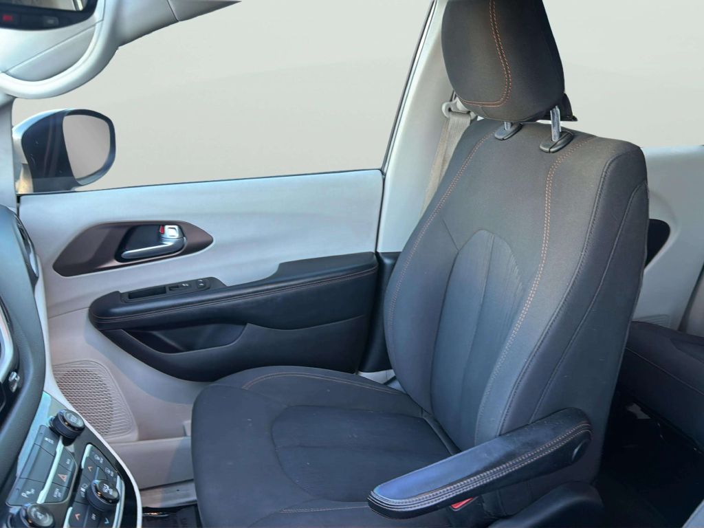 Photo 13 of this CHRYSLER PACIFICA