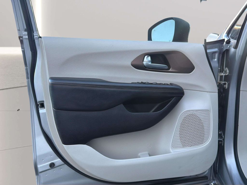 Photo 14 of this CHRYSLER PACIFICA