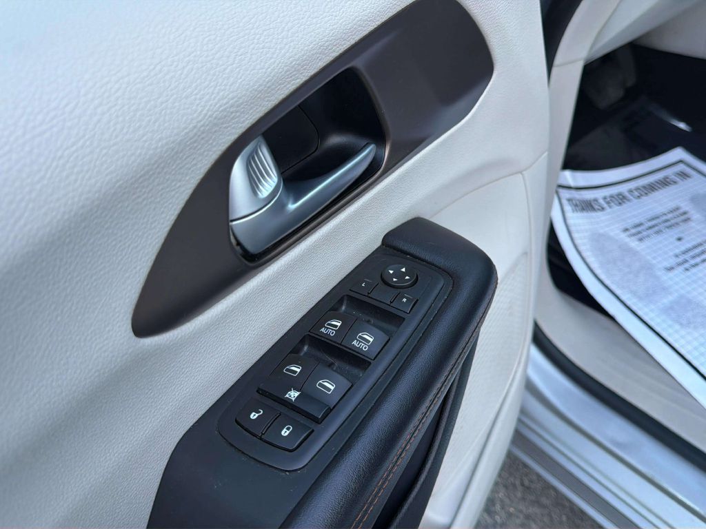 Photo 15 of this CHRYSLER PACIFICA
