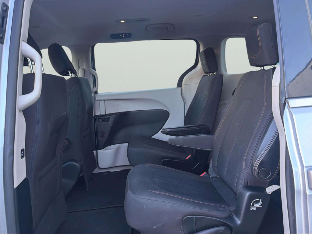 Photo 16 of this CHRYSLER PACIFICA