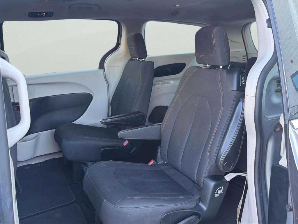 Photo 17 of this CHRYSLER PACIFICA