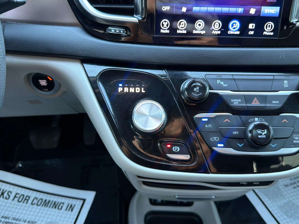 Photo 22 of this CHRYSLER PACIFICA