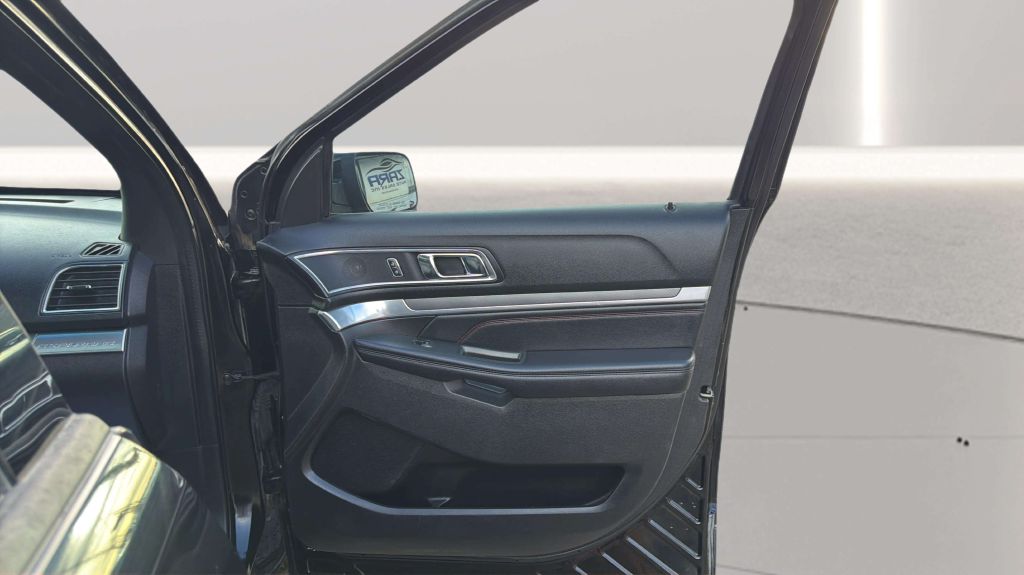 Photo 16 of this FORD EXPLORER