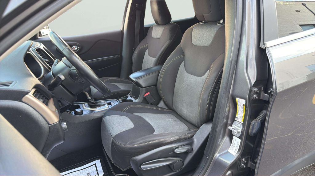 Photo 12 of this JEEP CHEROKEE