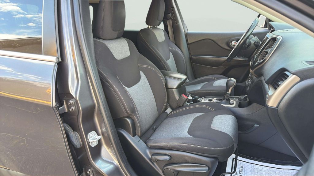 Photo 14 of this JEEP CHEROKEE
