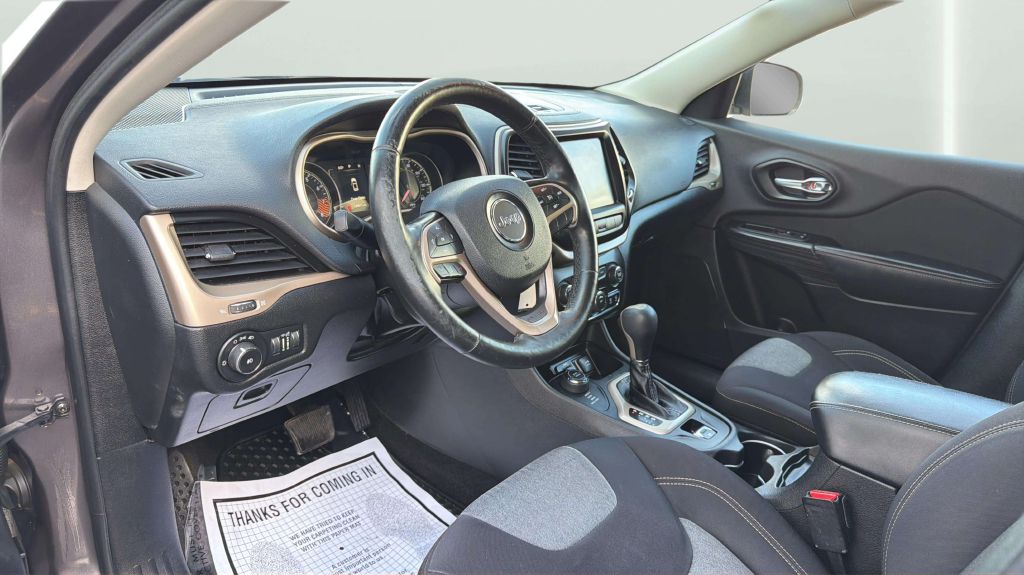 Photo 17 of this JEEP CHEROKEE