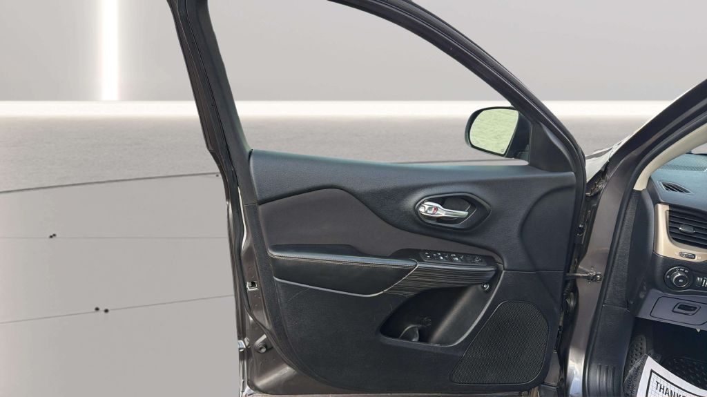 Photo 18 of this JEEP CHEROKEE
