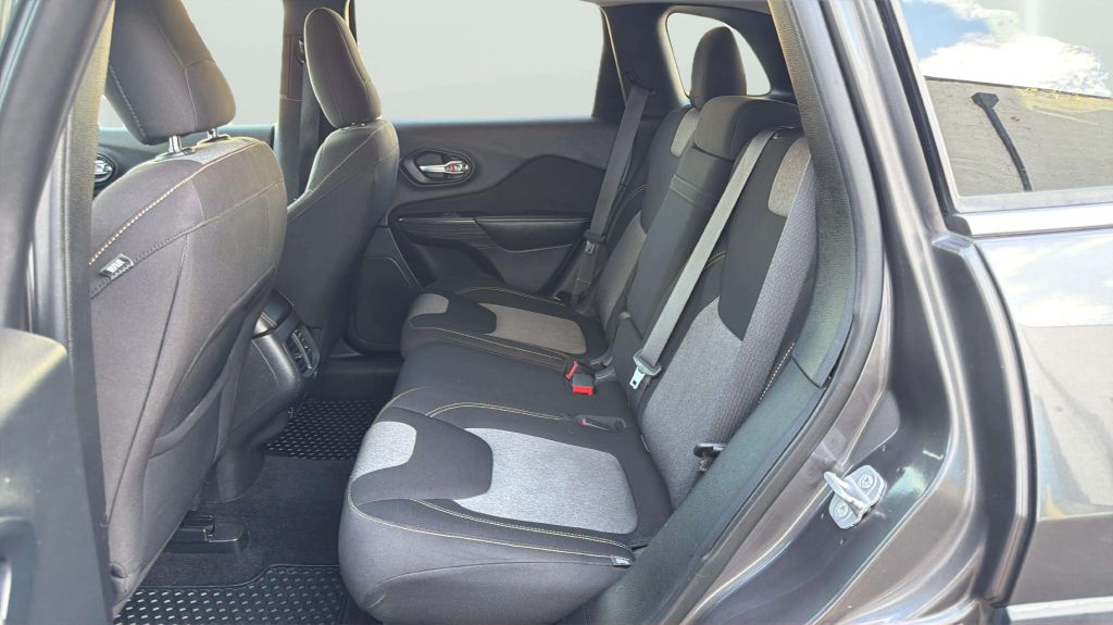 Photo 19 of this JEEP CHEROKEE