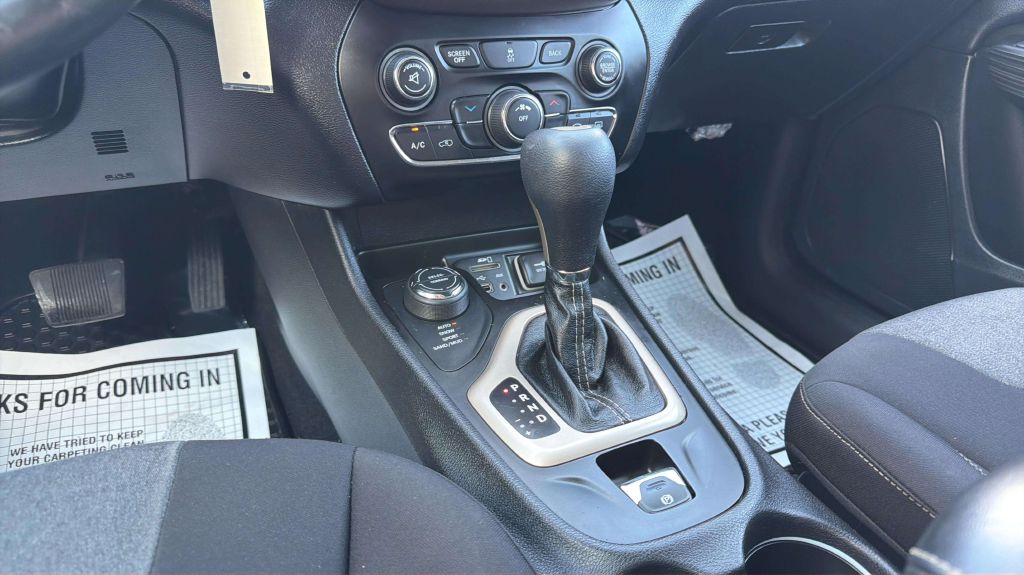 Photo 22 of this JEEP CHEROKEE