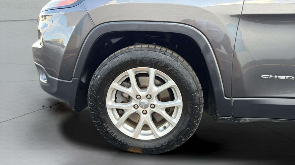 Photo 31 of this JEEP CHEROKEE