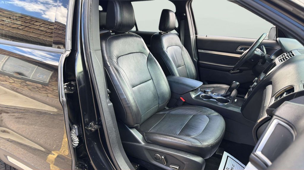 Photo 14 of this FORD EXPLORER
