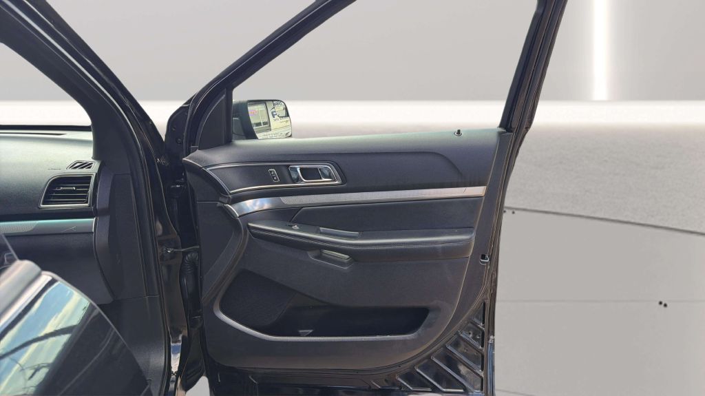 Photo 16 of this FORD EXPLORER