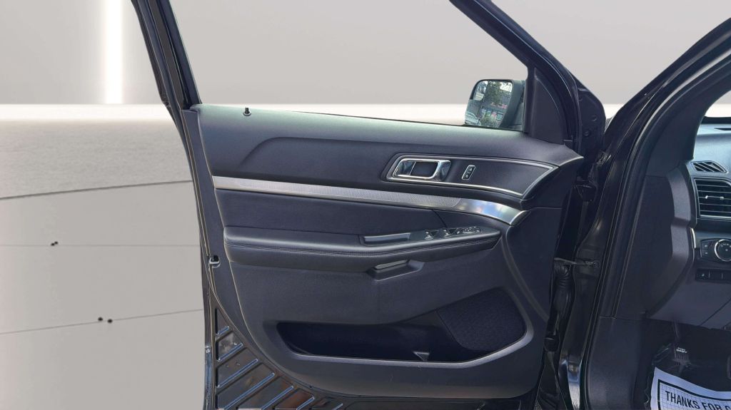 Photo 18 of this FORD EXPLORER