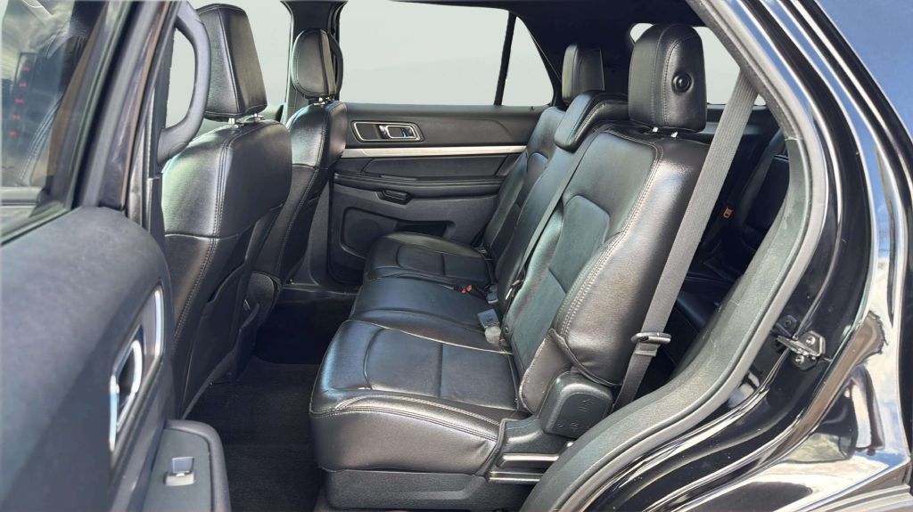 Photo 19 of this FORD EXPLORER