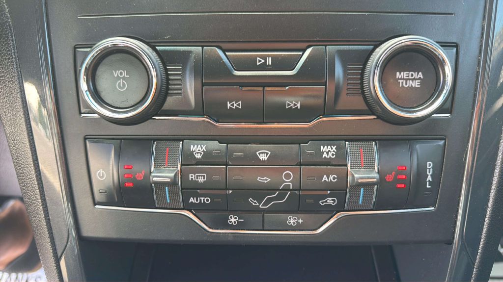 Photo 28 of this FORD EXPLORER