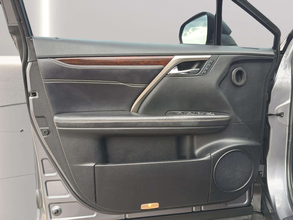 Photo 16 of this LEXUS RX 350