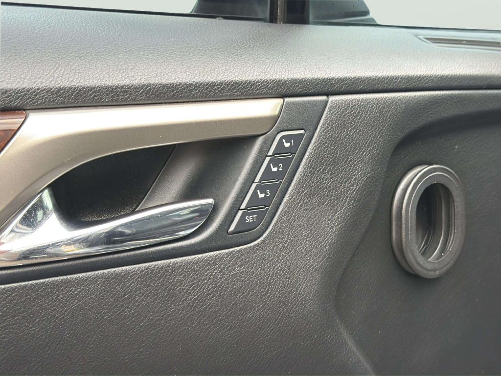 Photo 17 of this LEXUS RX 350