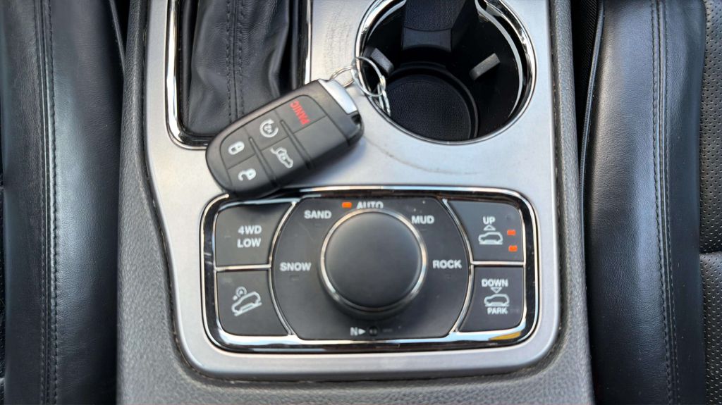 Photo 28 of this JEEP GRAND CHEROKEE