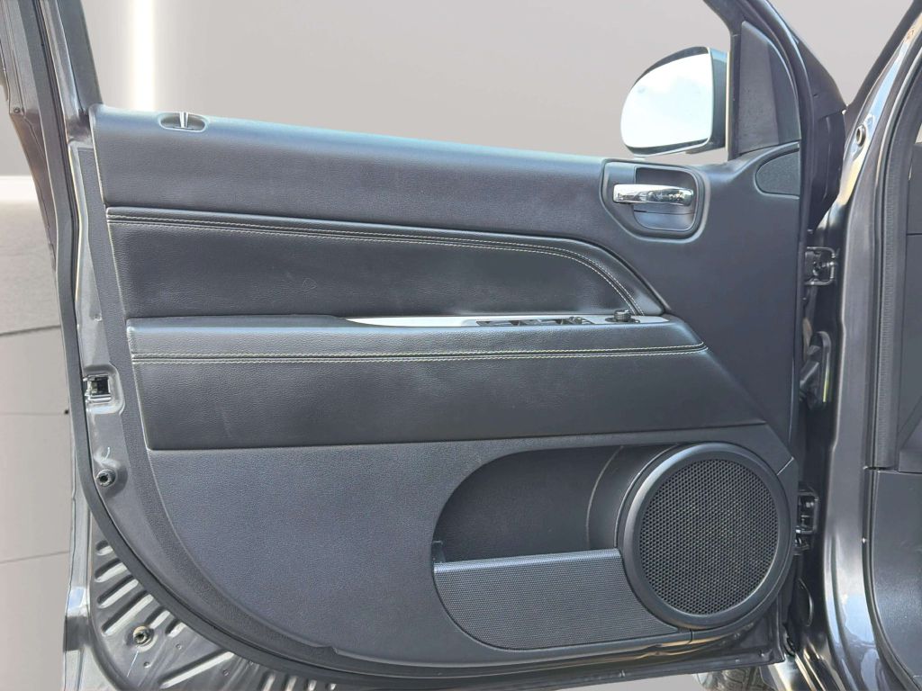 Photo 14 of this JEEP COMPASS