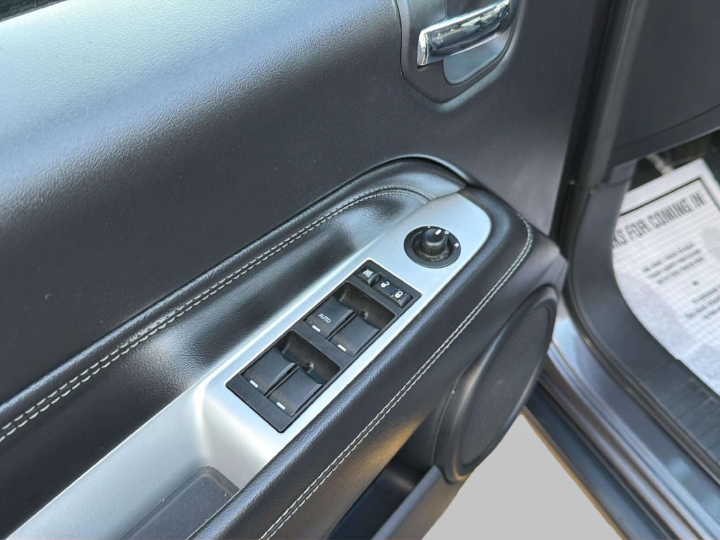 Photo 15 of this JEEP COMPASS