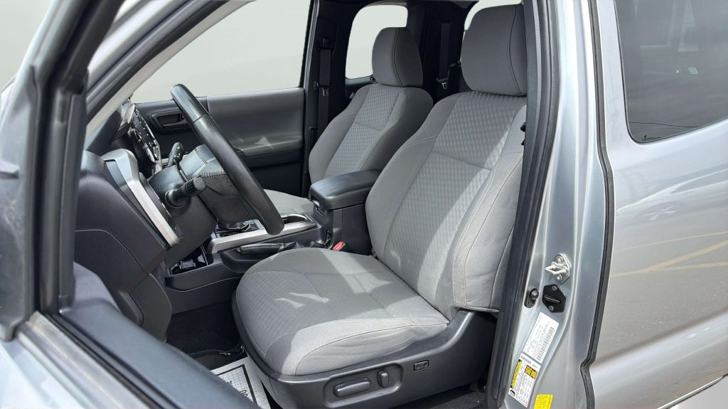 Photo 12 of this TOYOTA TACOMA
