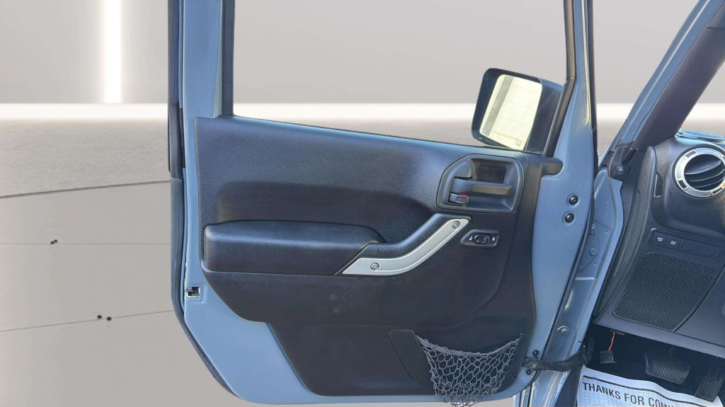 Photo 18 of this JEEP WRANGLER UNLIMI