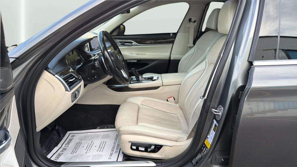 Photo 11 of this BMW 7 SERIES