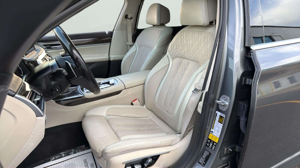 Photo 12 of this BMW 7 SERIES