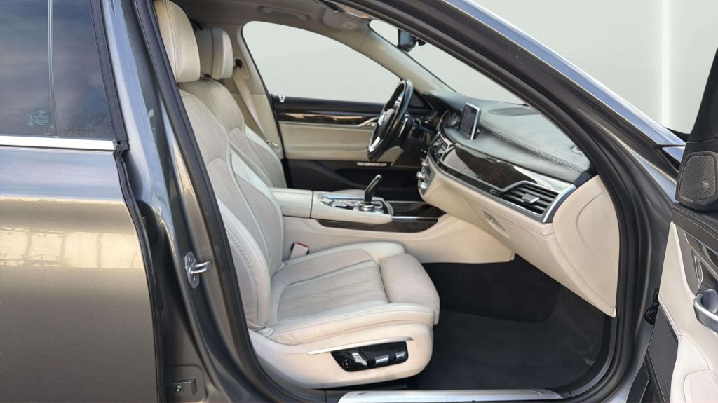 Photo 13 of this BMW 7 SERIES