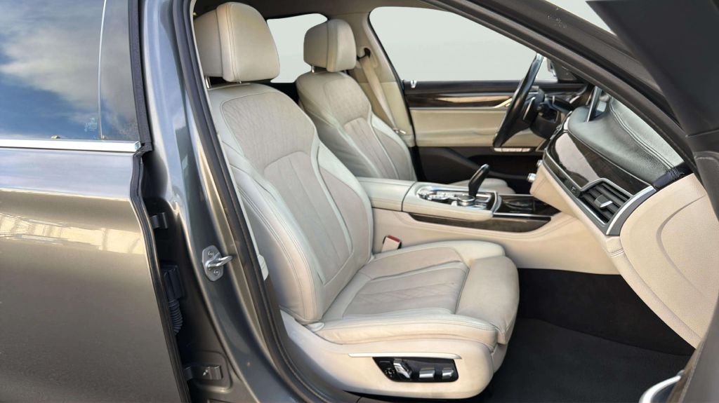 Photo 14 of this BMW 7 SERIES