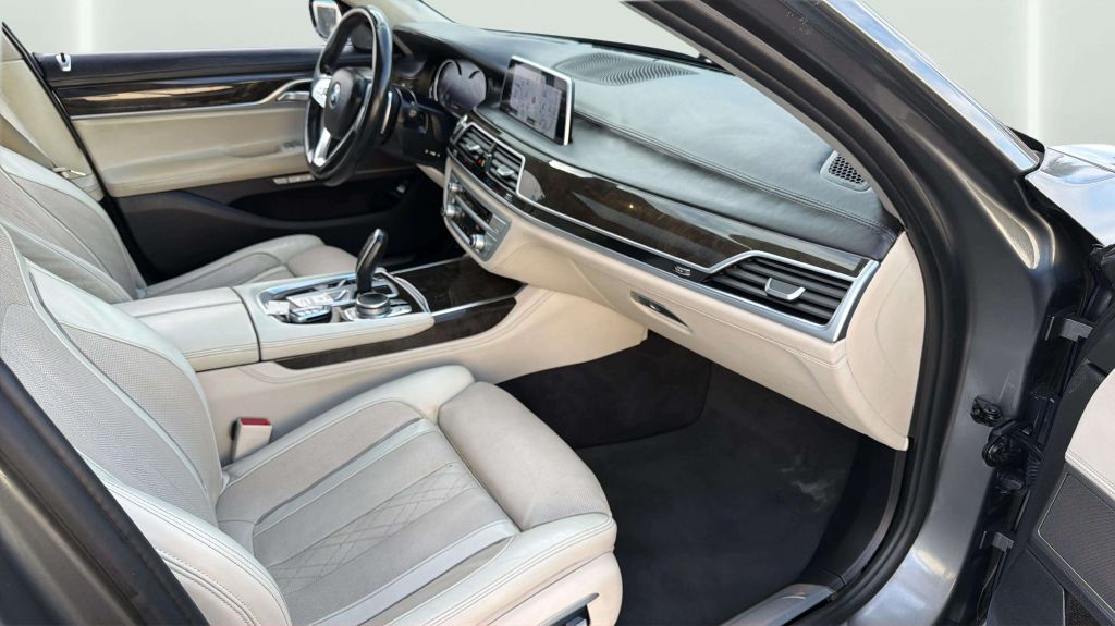 Photo 15 of this BMW 7 SERIES