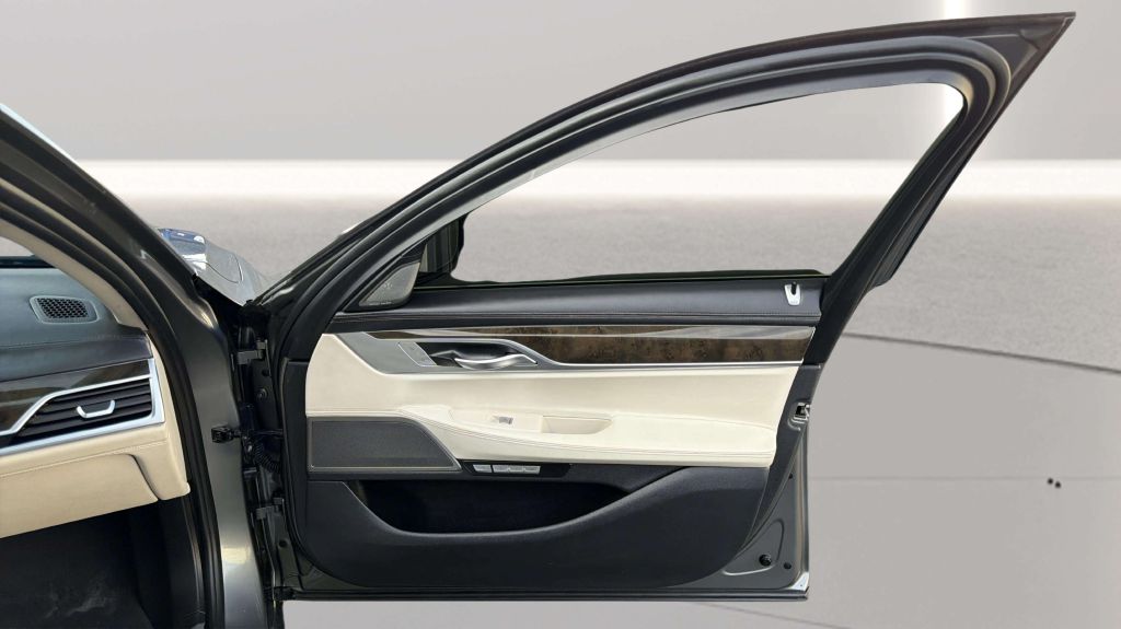 Photo 16 of this BMW 7 SERIES