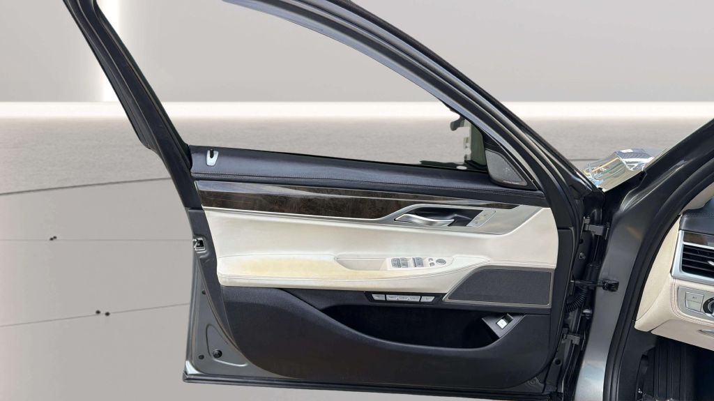 Photo 18 of this BMW 7 SERIES