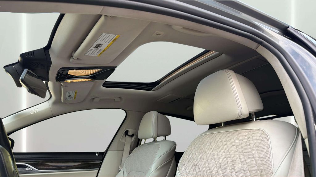 Photo 19 of this BMW 7 SERIES