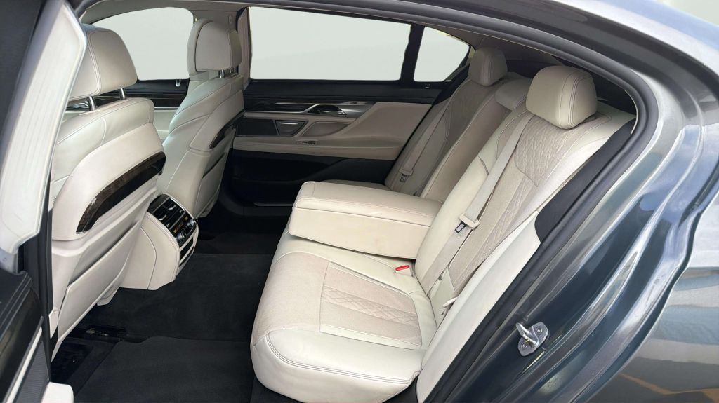 Photo 20 of this BMW 7 SERIES
