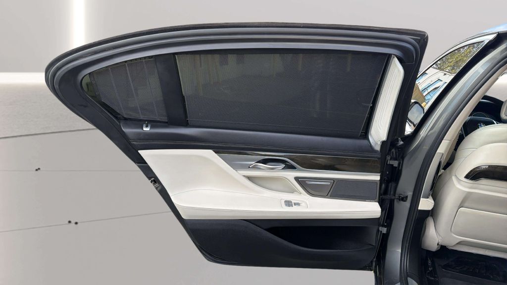 Photo 21 of this BMW 7 SERIES